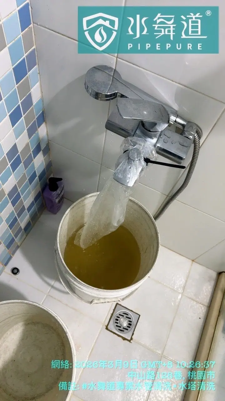 水舞道范師傅施作桃園蘆竹中山路舊管清洗，蓮蓬頭管路排放混濁水現場紀錄