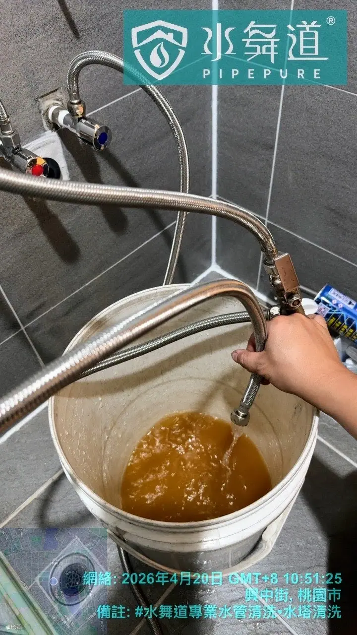 操作脈衝清洗設備，洗手台下方管線排出鑄鐵管鏽水