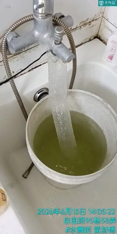 清洗過程排出淡黃、偏綠與混濁水，顯示管內有污垢、沉積物或銅管氧化物