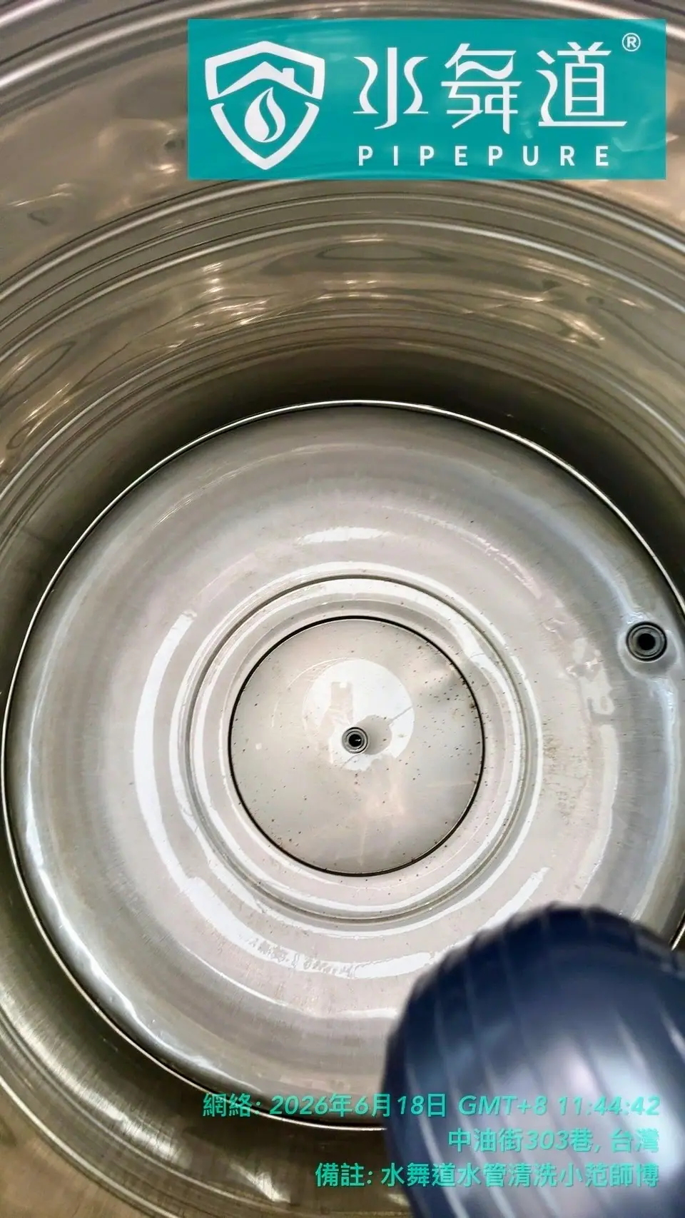 水塔整體維護良好,僅有少量泥沙
