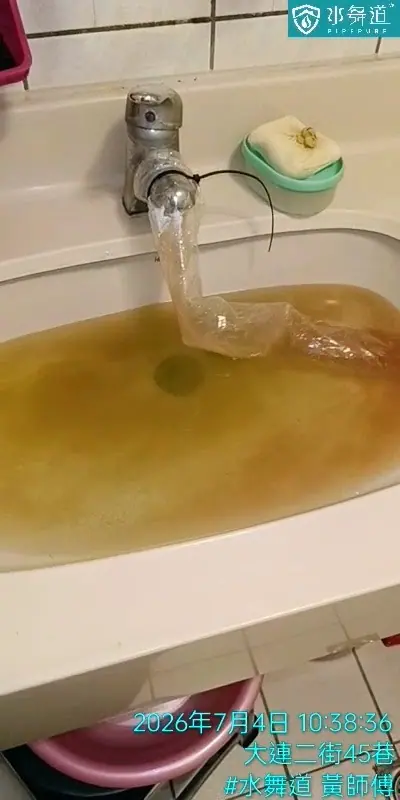 業主因熱水器和水流變小預約清洗，也提到水塔3～4年未清洗
