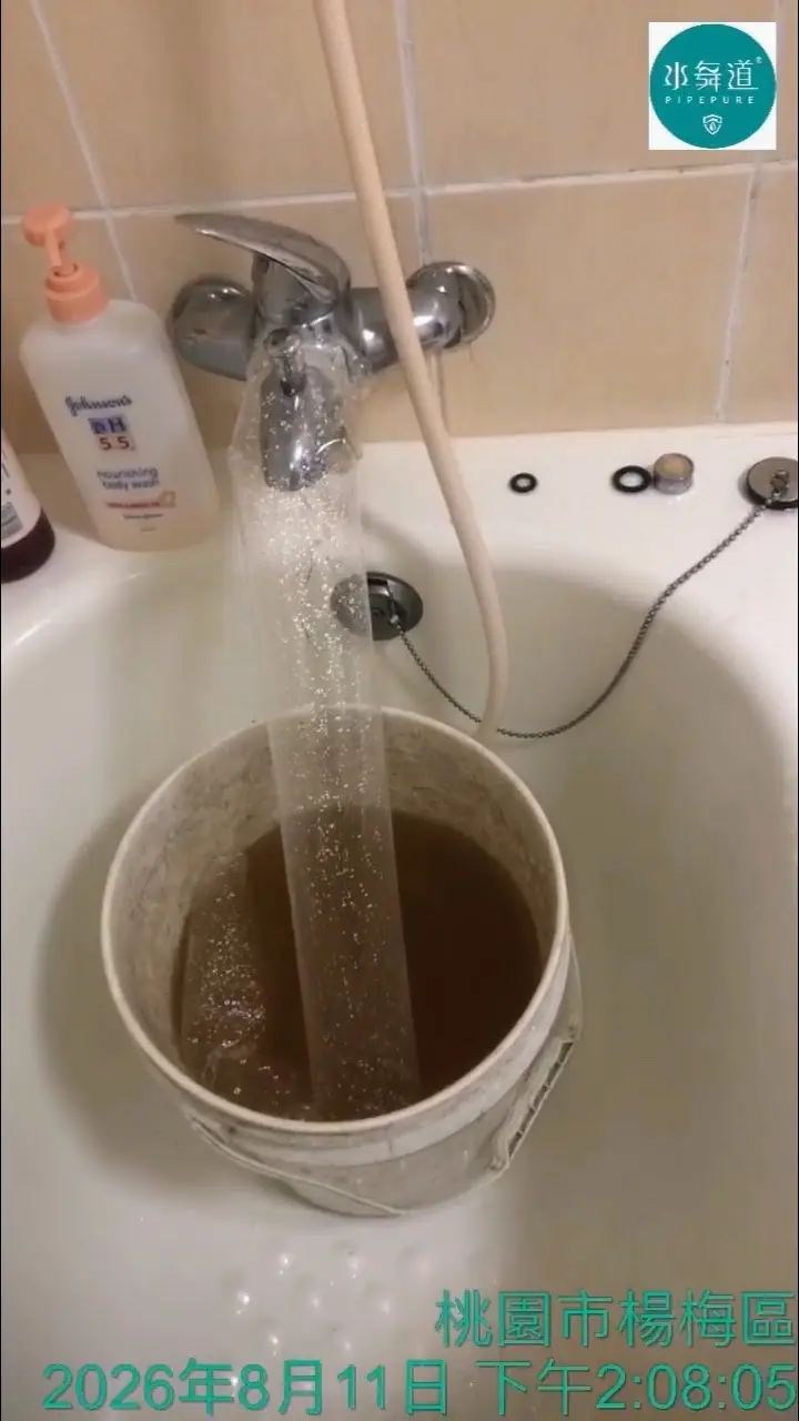 桃園楊梅浴室水龍頭清洗管路並以水桶承接排放水