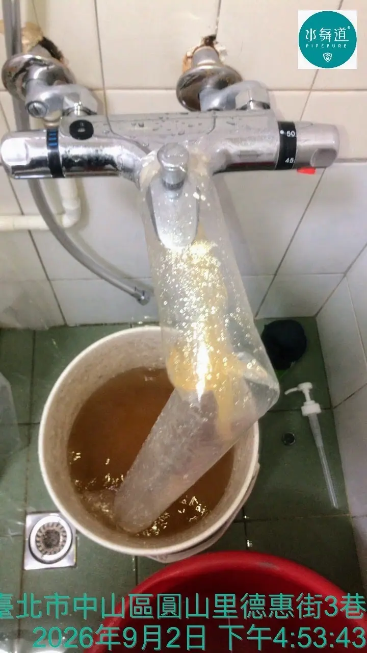 台北雙城街45年大樓浴室恆溫龍頭進行氣水脈衝清洗並排出鏽水