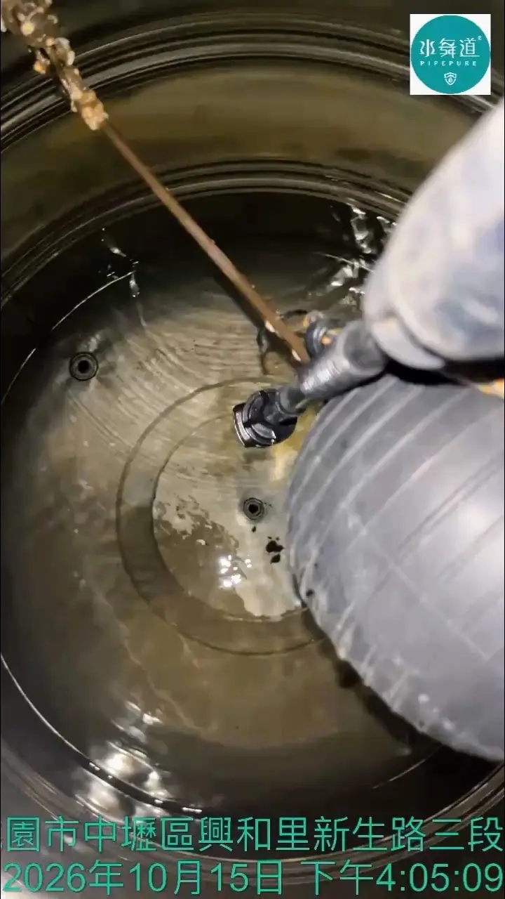 水舞道阿旭師傅在中壢新生路三段以噴洗工具清理白鐵水塔底部