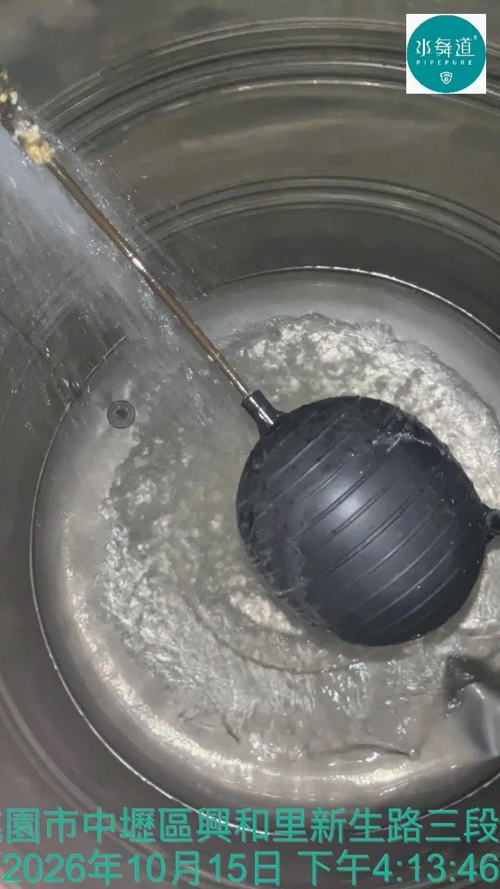 中壢白鐵水塔清洗施工畫面，槽內可見黑色浮球與底部水膜